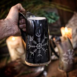 Tasse à corne à boire Viking faite à la main Chope en corne de boeuf sculptée Base en bois Personnalisable Poli Style médiéval Personnalisation gratuite - Product Image 3