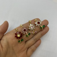 Ciondoli a forma di fiore in ottone per gioielli da donna, con fiore rosa, rosso e foglia verde, con zirconi e dettagli vegetali naturali, per la creazione di accessori fai da te