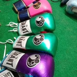 Nouveaux gants d'entraînement professionnels de boxe et de kickboxing en cuir 12oz et 16oz Caractéristiques de poinçonnage imperméables pour les compétitions - Product Image 5