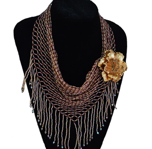 Magnifique foulard perlé fait main / Collier bib en perles tchèques avec broche vintage - Product Image 1