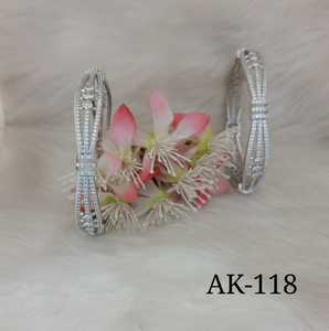 Bracelets en diamant américains de luxe pour vêtements traditionnels Bracelets riches et rayonnants pour robes indiennes disponibles au meilleur prix - Product Image 3