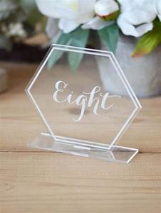 Signe de numéro de table en acrylique transparent Support de numéro élégant gravé au laser ou imprimé pour les mariages, les restaurants et les événements - Product Image 5