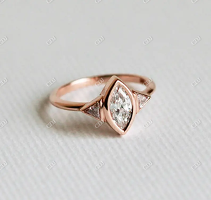 Anillo de Compromiso y Matrimonio Clásico con Tres Piedras de Moissanita Corte Marquesa y Trillón, Engaste de Oro Blanco de 14K, Certificado GRA - Product Image 3