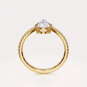 แหวนเพชรทรงลูกแพร์เพาะเลี้ยงในห้องปฏิบัติการ พร้อมวงแหวนโค้งแบบ Pav ตัวเรือนทองคำ 14K สีโรส/ไวท์/เยลโลว์ ชุบโรเดียม หรูหรา ได้รับการรับรองจาก IGI - Product Image 2