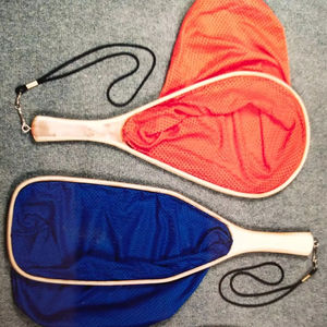 Filet à main en bois de haute qualité pour la pêche à la mouche et la libération de la truite avec un long crochet de suspension élastique profond - Product Image 1