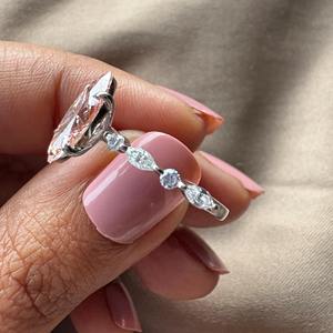 Anillo de Compromiso con Diamante Cultivado en Laboratorio, Corte Marquesa, Color Rosa, Certificado IGI, en Oro de 14k, con Banda de Diamante Redonda, de Mayorista - Product Image 5