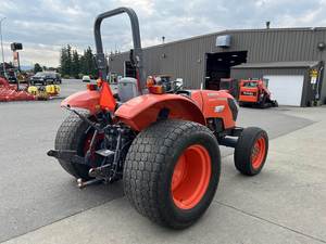 Tractor Kubota M6060HD 2015: Potencia y Eficiencia de Gama Media para Agricultura Versátil, Tractor Utilitario Confiable para la Agricultura Diaria - Product Image 5
