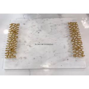 Plateau en marbre blanc de la meilleure qualité à la demande avec poignées de designer uniques en métal plaqué or fournitures de restaurant et d'hôtel - Product Image 1