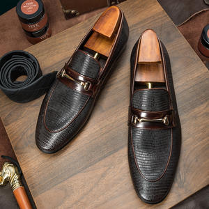 Mocasines de estilo británico para hombre con estampado de serpiente, de cuero suave, cómodos y fáciles de poner, ideales para conducir. - Product Image 2