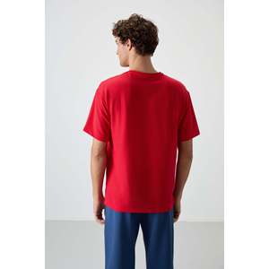 T-shirt basique pour homme Air Jones, rouge, en tissu gaufré interlock texturé, coupe ample - Haut confortable en mélange polyester et lycra - Product Image 5