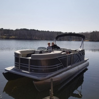Bateau ponton en aluminium pour la pêche récréative, sièges passagers, bar, pont coulissant, moteur hors-bord, loisirs en famille sur le lac