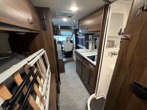 Winnebago T-r-a-v-a-t-o 59GL d'occasion 2023 prêt à être vendu - Product Image 2