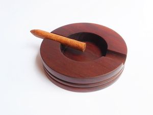 Cendrier en bois carré pour table à fumer avec bords lisses offrant une expérience de fumer confortable et élégante - Product Image 3