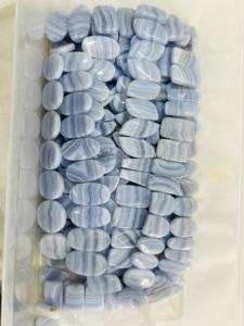 พลอยบลูเลซอะเกตธรรมชาติแบบขายส่ง รูปทรงและขนาดต่างๆ ขัดเงาเป็นคู่ สำหรับทำเครื่องประดับ - Product Image 4