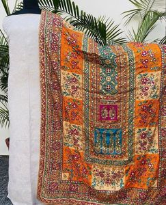 Chal de seda antiguo hecho a mano de lujo para mujer trabajo de espejo pesado impreso estilo étnico directo de Pakistán - Product Image 2