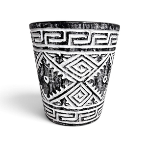 Bougie d'aromathérapie sculptée à la main en cire d'abeille noire avec des détails géométriques, décoration rustique de haute qualité pour la maison - Product Image 4