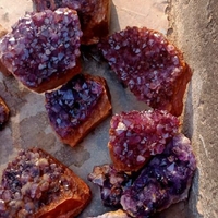 Vente en gros de grappes d'améthyste naturelle de haute qualité, géodes de cristal écologiques faites à la main pour le Nouvel An chinois, taille M