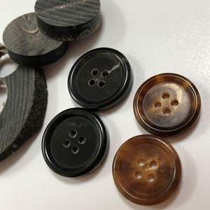 Boutons de vêtement ronds en corne de buffle faits à la main, écologiques, vente directe d'usine, design 4 trous pour vêtements masculins (taille personnalisable) - Product Image 4