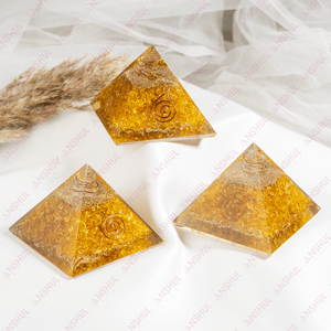 Pyramide d'orgone jaune la plus vendue avec des pointes de cristal pour la guérison, la méditation et la décoration - Product Image 2