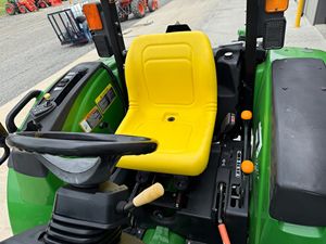 รถแทรกเตอร์จอห์น เดียร์ รถแทรกเตอร์ขนาดเล็ก จอห์น เดียร์ ปี 2024 สำหรับขาย - Product Image 3