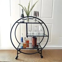 Chariot de service en métal de finition antique avec un look élégant, parfait pour les décorations de mariage et les dîners spéciaux