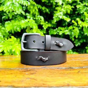 Cinturón de cuero genuino de inspiración vintage negro de longitud personalizada Hebilla de latón macizo Diseño perforado Accesorio de moda informal de negocios - Product Image 1