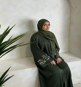 Abaya verde bosque con bordado sutil de hojas en las mangas. Clase pura disponible a precios de mayoreo. - Product Image 1