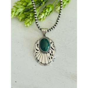 Pendentif religieux Eugene Belone en malachite et argent sterling avec sertissage clos, bijoux en or et perles d'Inde - Product Image 2