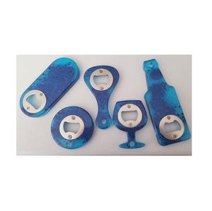 Abrebotellas de resina y metal diseñado para un agarre cómodo y un valor decorativo máximo en áreas para servir cerveza o refrescos - Product Image 2