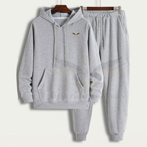 Venta caliente Ropa de entrenamiento para hombres Cómodo bolsillos de canguro Cuello con capucha Chándal Patrón sólido Diseño transpirable para adultos - Product Image 1