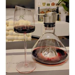 GROSSE REMISE ; Boire du vin dans un verre à vin rehausse l'expérience en engageant la vue, l'odorat et le goût ensemble - Product Image 2