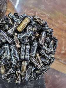 Cuentas de hueso de color negro talladas a mano en patrones surtidos adecuados para diseñadores de joyas y tiendas de cuentas para reventa - Product Image 6