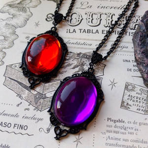 Collana con Ciondolo in Stile Gotico Vintage con Cristallo Rosso Viola Stardust e Cammeo, Ciondoli e Charms di Lusso in Cristallo - Product Image 1