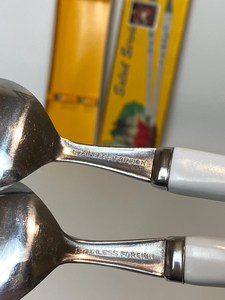 Service à salade en acier inoxydable argenté brillant avec poignées en acrylique design, parfait pour les événements domestiques et les paniers-cadeaux - Product Image 6