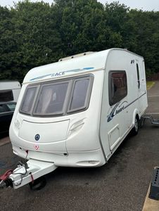 Mini-caravane moderne remorquable avec cuisine et salle de bain. - Product Image 3