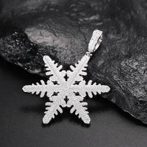 Pendentif de Noël en diamant Moissanite avec micro pavé de flocon de neige entièrement glacé Pendentif à breloque de Noël Bijoux personnalisés Meilleur cadeau de Noël - Product Image 6