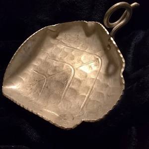 ถาดเสิร์ฟอะลูมิเนียมรูปใบไม้แบบวินเทจ บีนิลัม ตีขึ้นรูปด้วยมือ พร้อมหูจับ - Product Image 3