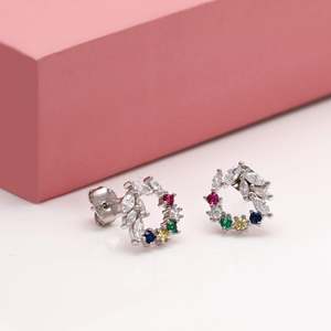 Boucles d'oreilles argentées en cristal arc-en-ciel avec motif de couronne - Product Image 3