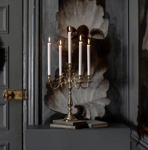 Candélabre classique en métal finition antique pour bougies utilisées dans un décor de table de fête ou un décor élégant - Product Image 1