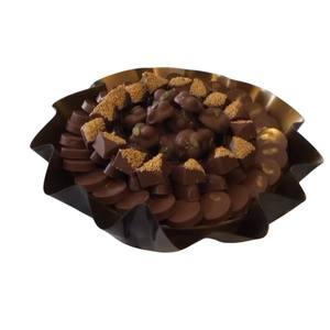 Plateau à dessert au chocolat de luxe avec grappes de noix et garniture de pétale de rose sur un élégant plateau de service en argent pour la vente en gros et les événements - Product Image 4