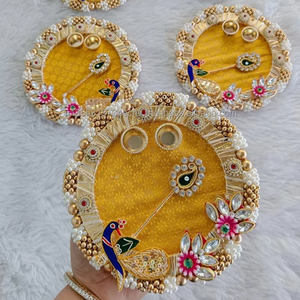 Porta Kumkum de Metal Hecho a Mano en India, Palo de Tilak, Recuerdo Festivo de Shagun Pooja Thali, Regalo de Boda, Regalo de Diwali, Plato de Roli Chawal - Product Image 1