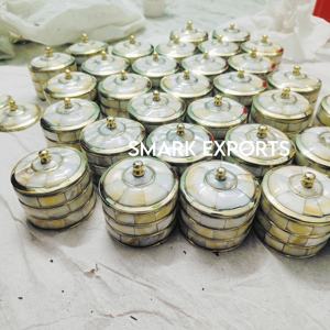 Caja de Sindoor de Latón Impermeable Hecha a Mano con Elegantes Detalles de Nácar para Guardar Polvo de Vermilion, Rituales Religiosos Indios - Product Image 1