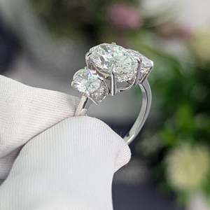Anillo de Diamantes de Laboratorio con Certificación IGI, 3.30 Quilates en Total, Ovalado, Halo Oculto, Tres Piedras, DEF VVSVS, Oro Blanco, Color Blanco Intenso, Claridad Excelente - Product Image 2