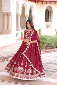 Ensemble Lehenga Choli en soie Vichitra élégante de couleur marron, entièrement cousu, avec de lourds sequins et broderies au fil, dupatta brodé par des designers - Product Image 2