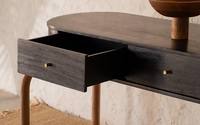 Table console contemporaine avec design élégant et surface utile, parfaite pour l'installation de meubles d'entrée et de couloir