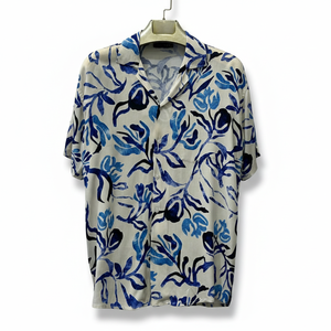 Chemise à manches courtes pour homme, motif floral moderne, coupe décontractée, tissu satiné, design estival élégant, vêtement décontracté respirant, idéal pour les vacances - Product Image 3
