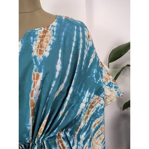 Robe kaftan de style bohème indien à imprimé artisanal avec motif batik bleu métallisé, respirante et légère, idéale comme cache-maillot de bain - Product Image 2