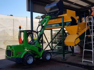 Mini-chargeur articulé Avant 745 avec flèche télescopique et godet basculant, équipé d'un moteur et d'une boîte de vitesses Yanmar - Product Image 4