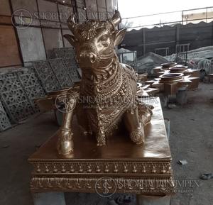 Statue de vache Nandi fabriquée à la main Figurine hindoue sacrée pour la décoration de mariage du fournisseur indien fleur romantique - Product Image 2