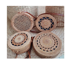 Sacs en rotin pour femmes, sacs de plage d'été en rotin avec pompon tissé à la main bohème Vietnam prix d'usine en gros - Product Image 1